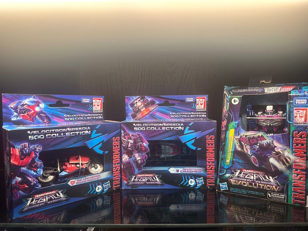 變形金剛 Transformers Legacy Road Rocket/Decepticon Crasher/Axlegrease （分類：汽車模型）位於 Hong Kong。 由 svs_013 提交（商品編號 1343661186，圖片 1）。簡介： 全新未開 Road Rocket $180 Decepticon Crasher $220 Axlegreaxe $180 。