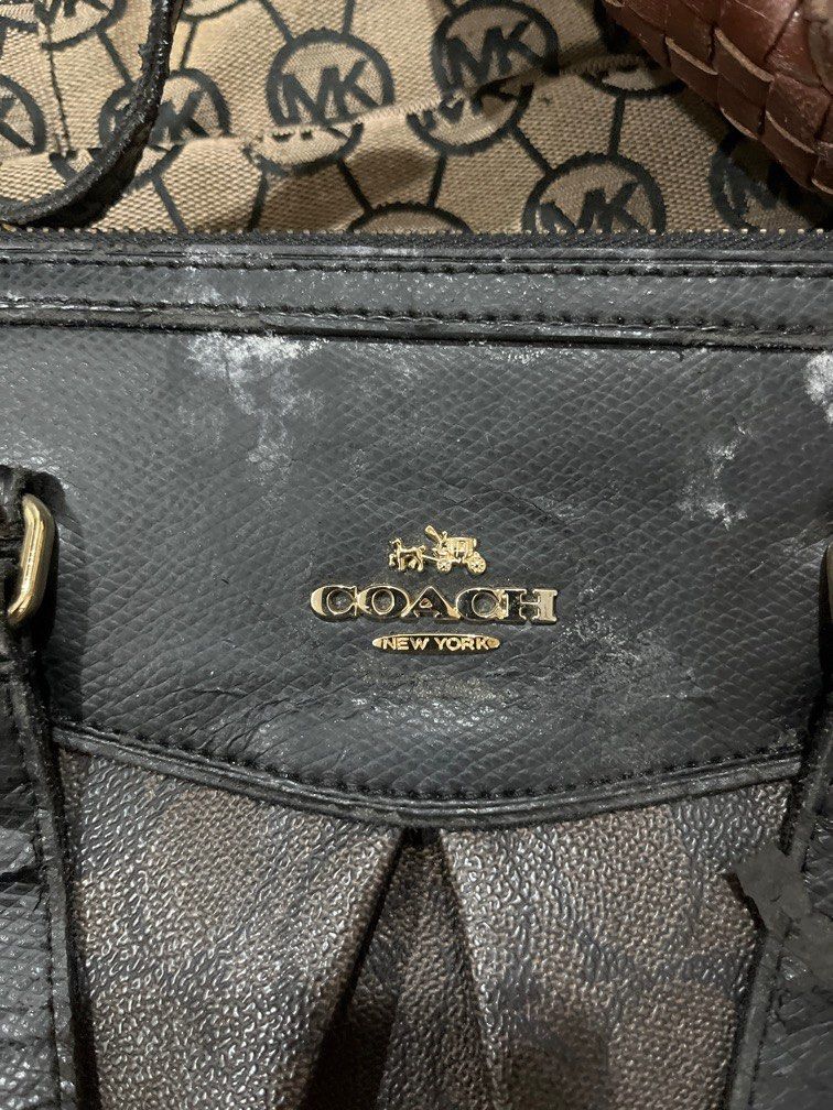 Assorted Take All Preloved Vintage Shoulder Bags (Category: Shoulder Bags) located in Quezon City. Submitted by n.sevs (Listing ID 1343643314, Image 2). Description: All preloved assorted brands needs cleaning.