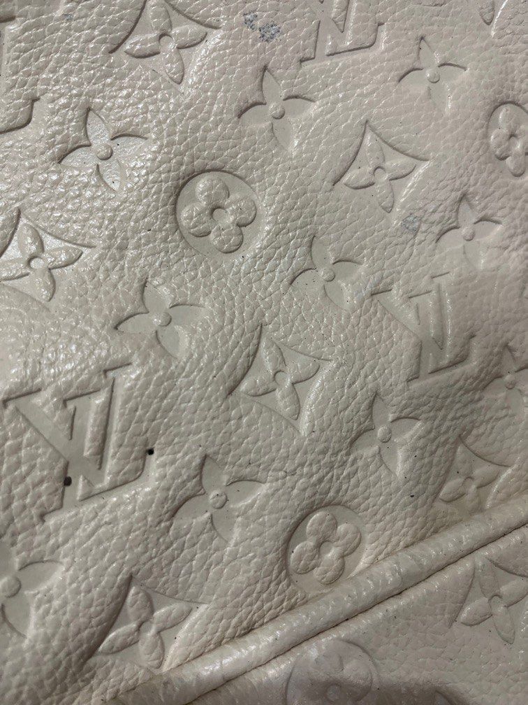Assorted Take All Preloved Vintage Shoulder Bags (Category: Shoulder Bags) located in Quezon City. Submitted by n.sevs (Listing ID 1343643314, Image 3). Description: All preloved assorted brands needs cleaning.