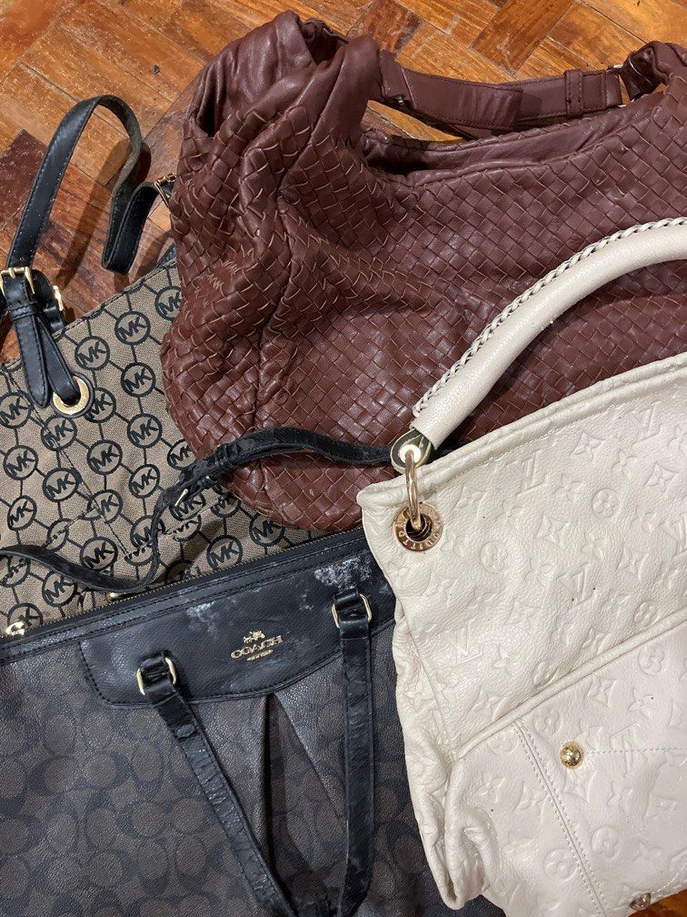 Assorted Take All Preloved Vintage Shoulder Bags (Category: Shoulder Bags) located in Quezon City. Submitted by n.sevs (Listing ID 1343643314, Image 1). Description: All preloved assorted brands needs cleaning.