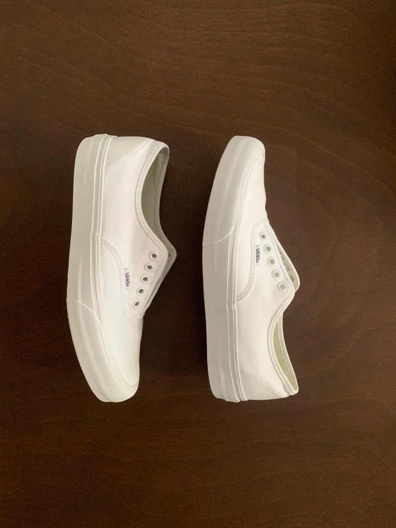 Authentic Vr3 (Category: Sneakers) located in Kuala Lumpur. Submitted by silentfalcon_ee9200 (Listing ID 1343659531, Image 3). Description: .