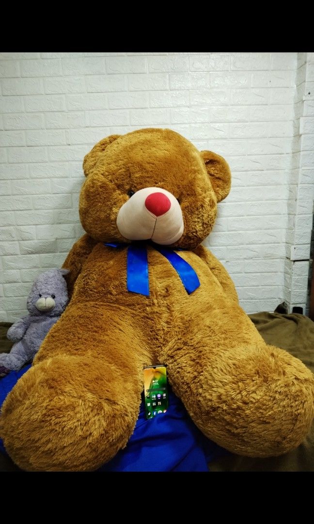 Blue Magic Life Sized Teddy Bear (Category: Plushies & Soft Toys) located in Quezon City. Submitted by veesvault (Listing ID 1343633694, Image 1). Description: Width: 88 cm / 3ft Height: 144cm / 4.7ft Comes with blue magic dust bag, good as new, holes or damages on the bear itself Shipping will be shouldered by the buyer Quezon City location Don't hesitate to dm me!.