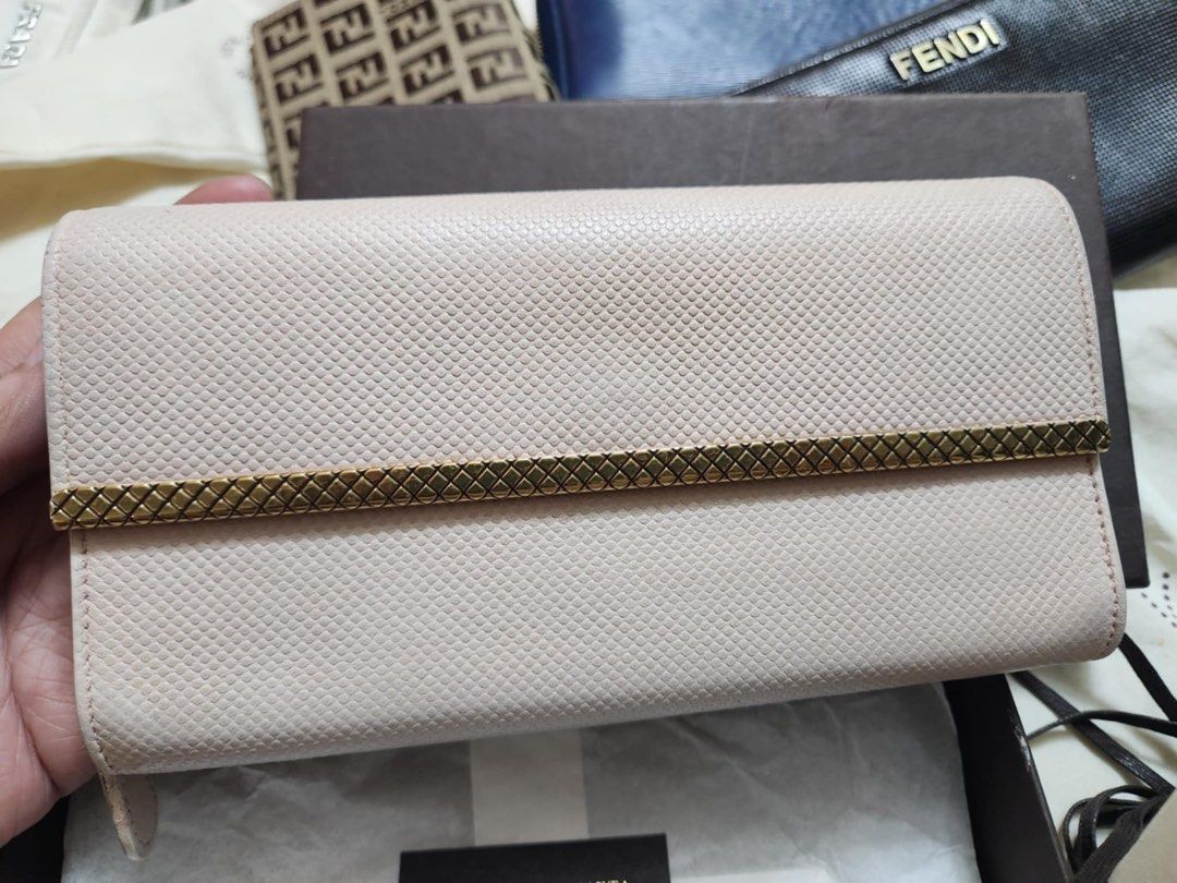 Bottega vineta wallet (Category: Luxury Bags & Wallets) located in Calamba. Submitted by angelspetdogs (Listing ID 1343606893, Image 2). Description: Original bottega venetta wallet with box preloved in good condition .