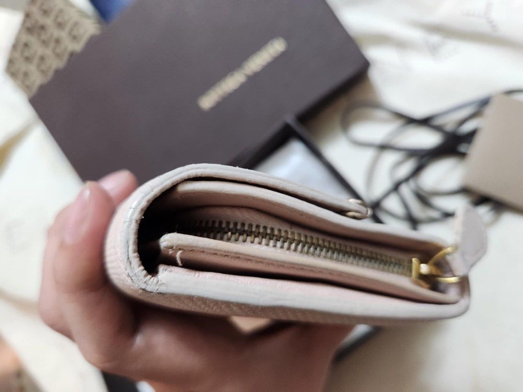 Bottega vineta wallet (Category: Luxury Bags & Wallets) located in Calamba. Submitted by angelspetdogs (Listing ID 1343606893, Image 3). Description: Original bottega venetta wallet with box preloved in good condition .