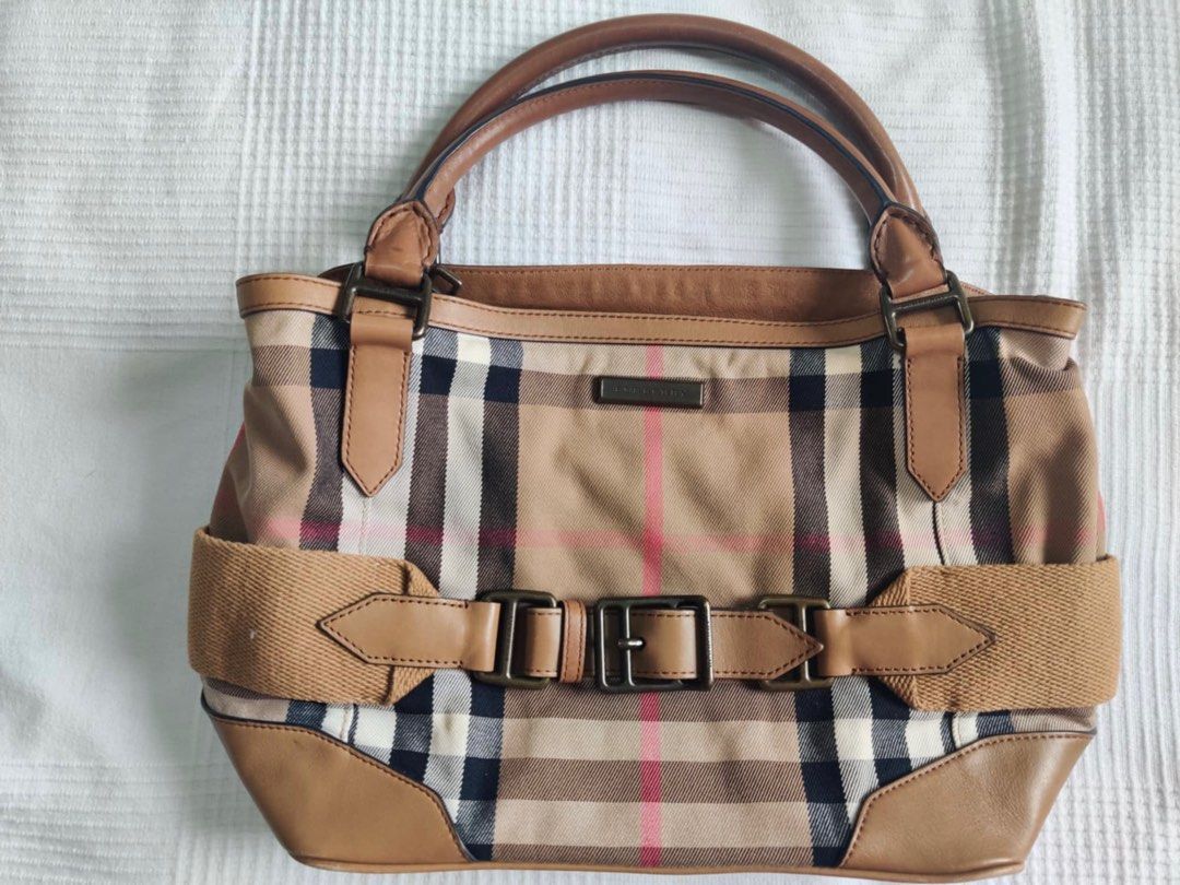 Burberry Bag (Category: Luxury Bags & Wallets) located in Angeles City. Submitted by chocoic3 (Listing ID 1343693751, Image 3). Description: Burberry Bag slightly used good condition 23k only .