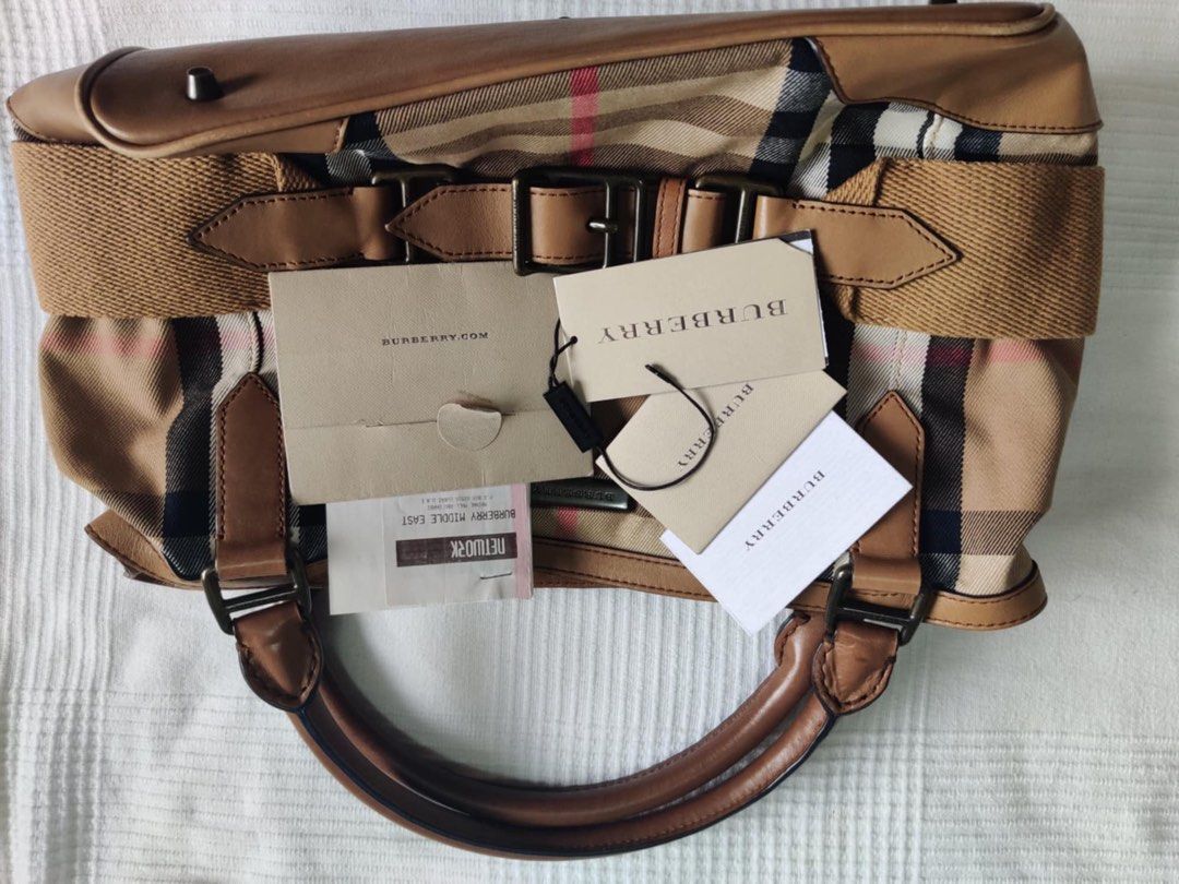 Burberry Bag (Category: Luxury Bags & Wallets) located in Angeles City. Submitted by chocoic3 (Listing ID 1343693751, Image 2). Description: Burberry Bag slightly used good condition 23k only .