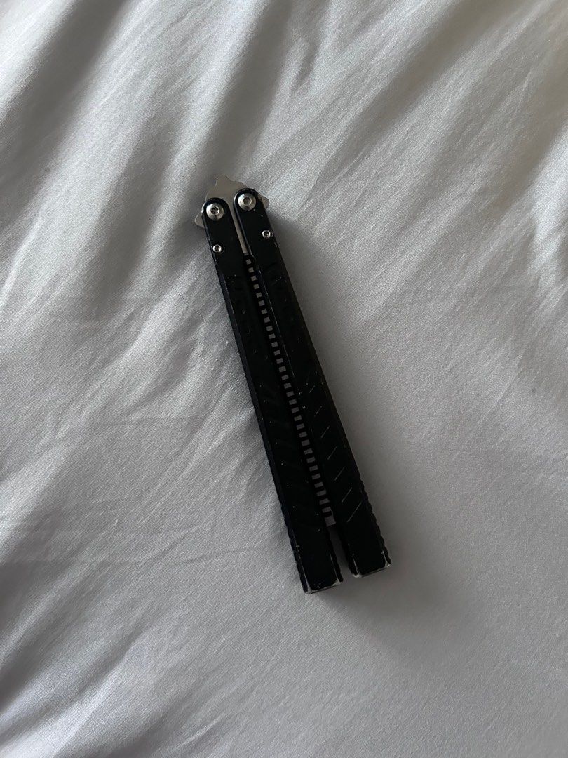 butterfly comb (Category: Interactive Toys) located in Singapore. Submitted by userpadu (Listing ID 1343624421, Image 1). Description: selling cheap” $85 take n go can nego.