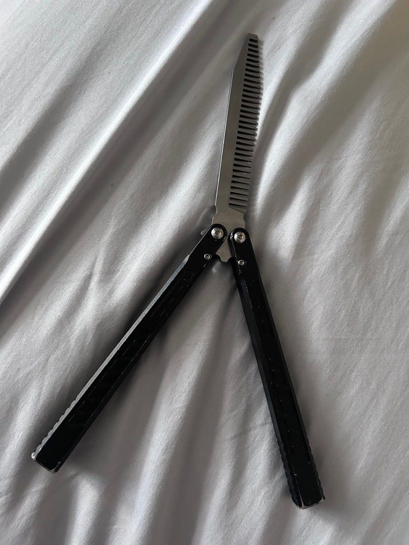 butterfly comb (Category: Interactive Toys) located in Singapore. Submitted by userpadu (Listing ID 1343624421, Image 3). Description: selling cheap” $85 take n go can nego.