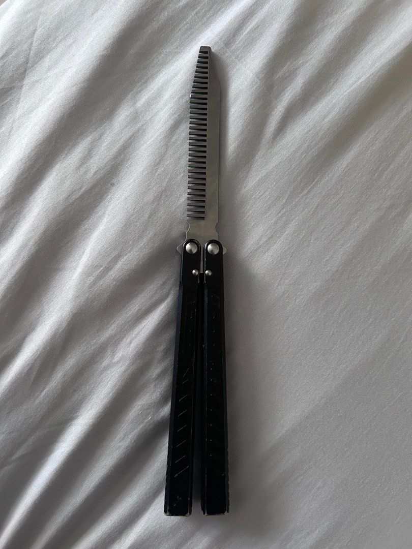 butterfly comb (Category: Interactive Toys) located in Singapore. Submitted by userpadu (Listing ID 1343624421, Image 2). Description: selling cheap” $85 take n go can nego.