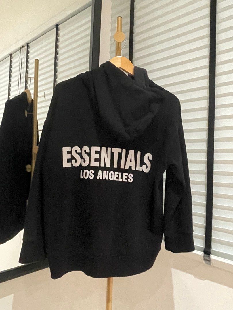 Essential jacket (Category: Coats, Jackets and Outerwear) located in Singapore. Submitted by catleesg (Listing ID 1343692540, Image 2). Description: Dont know what size dont know if authenitc anot.