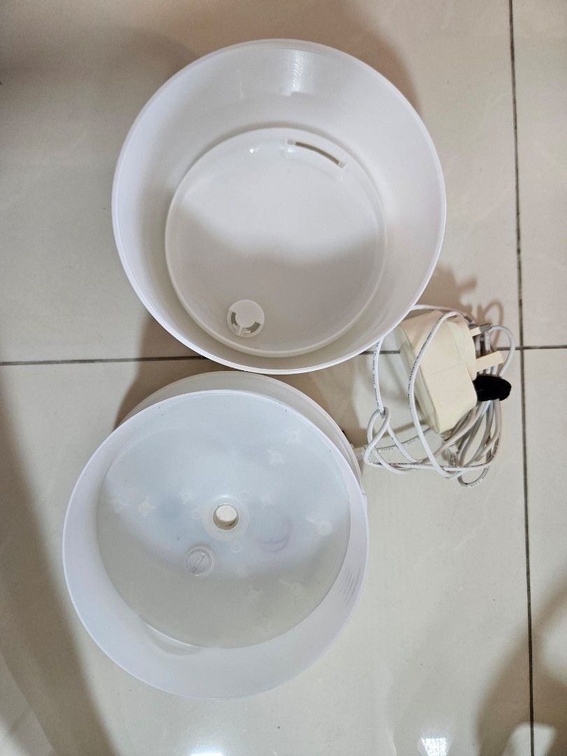 Essential Oil Diffiser (Category: Home Fragrance) located in Singapore. Submitted by tefilah (Listing ID 1343629698, Image 1). Description: Diffuser with multiple light modes..