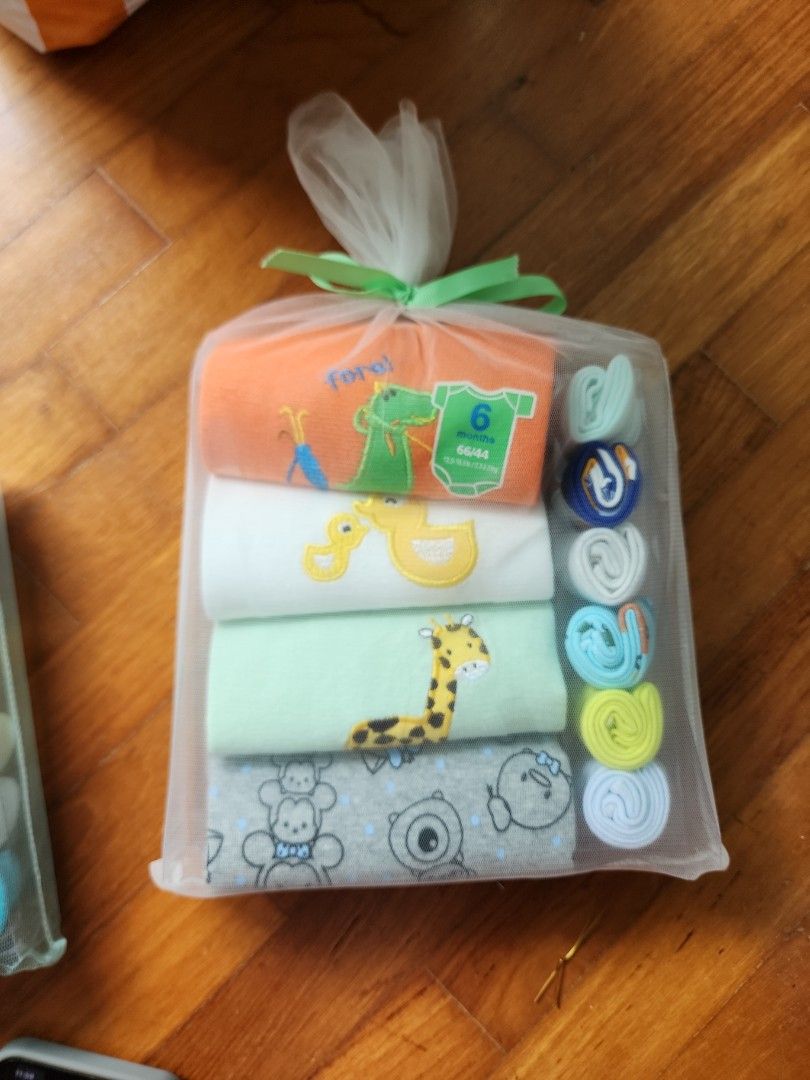 Gift set (Category: Babies & Kids Fashion) located in Singapore. Submitted by jasmin150 (Listing ID 1343568421, Image 1). Description: 6 month romper and 6 wash cloth.