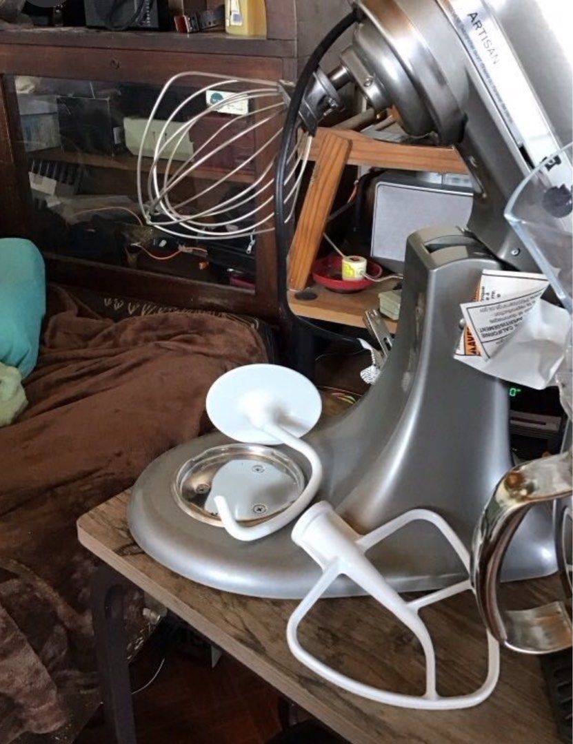 Kitchen aid Artisan Mixer 325 Watts USmade (Category: Hand & Stand Mixers) located in San Fernando. Submitted by ahlcruz (Listing ID 1343549468, Image 2). Description: Kitchenaid Artisan mixer Color: CONTOUR SILVER Plug sealed. Bnew, unused. US made 110volts 325 watts motor .