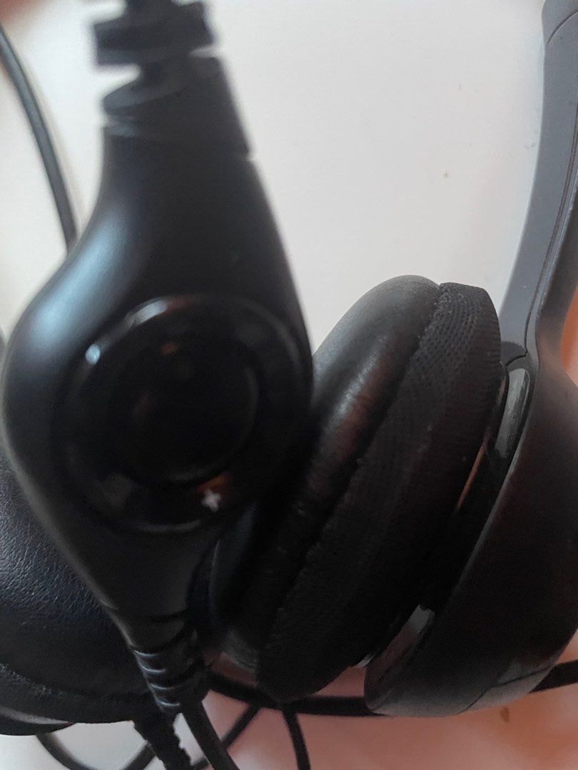 Logi headset (Category: Headphones & Headsets) located in Kuala Lumpur. Submitted by alyasmuhd100593 (Listing ID 1343547657, Image 2). Description: Original logitech brand, harga asal 120++. Ada mic and control button untuk adjust volume. Sound memang mantap dan jelas. Blh pm jika berminat..