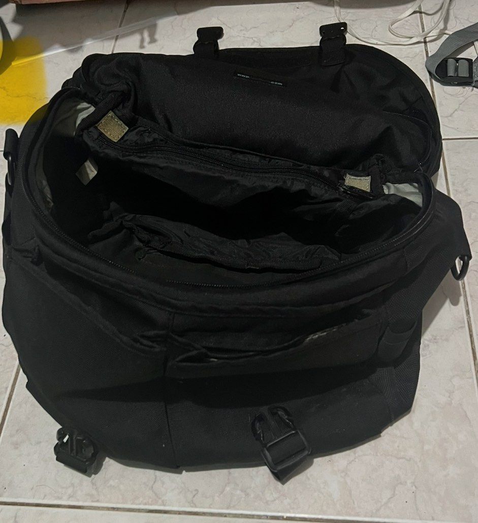 Lowepro Shoulder Bag (Category: Sling Bags) located in Taguig. Submitted by adonisblanco (Listing ID 1343573461, Image 3). Description: Used Lowepro shoulder bag this is actually a camera bag, but i removed all the compartments inside since i used it for a couple of times as a travel bag RFS : De - cluttering.
