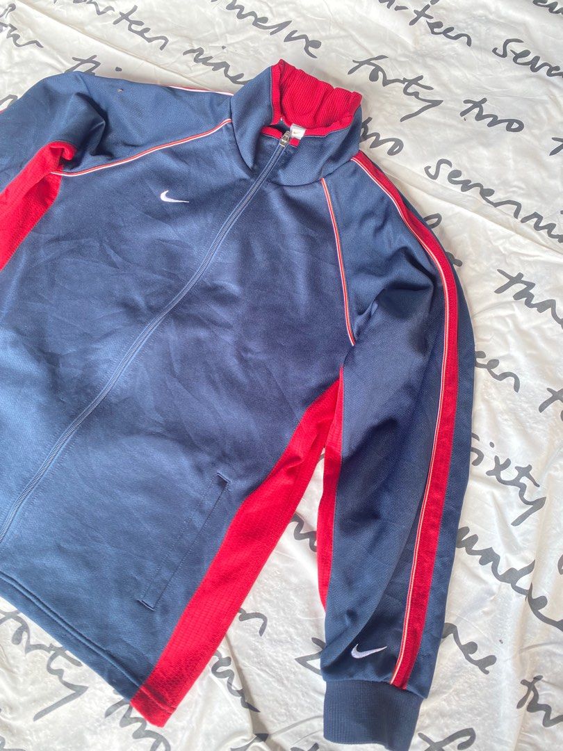 Nike Jacket (Category: Coats, Jackets and Outerwear) located in Changkat Jering. Submitted by siyesbundle (Listing ID 1343633166, Image 2). Description: 🔥🔥🔥 Nike Jacket 🔥🔥🔥 Price - Rm35 Postage - Dfod only Condition - 9/10 Saiz - S pit 22 labuh 27 Colour - dark Blue Red Fast Payment Only.