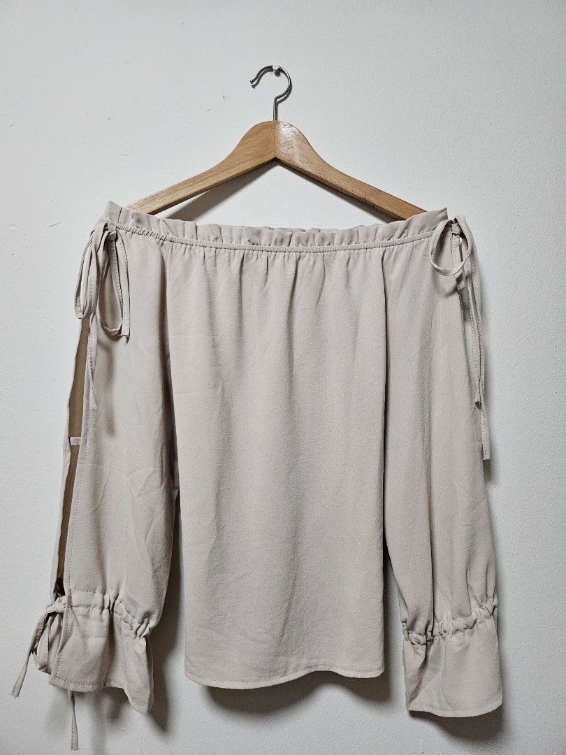 Off Shoulder Top (Category: Shirts) located in Singapore. Submitted by cocotehhere (Listing ID 1343685713, Image 2). Description: Two ways of wearing (off shoulder or without) Never wear before.