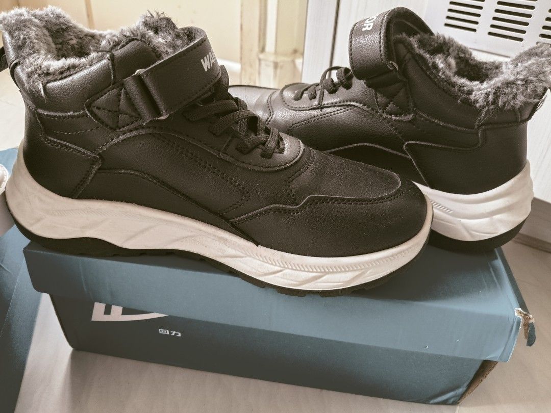 Winter boot (Category: Babies & Kids Fashion) located in Singapore. Submitted by fionlaipf (Listing ID 1343588931, Image 2). Description: size 39. wear for our 8 days winter trip, so far ok. not slippery n able to keep warm, at least for my 11 yo boy..