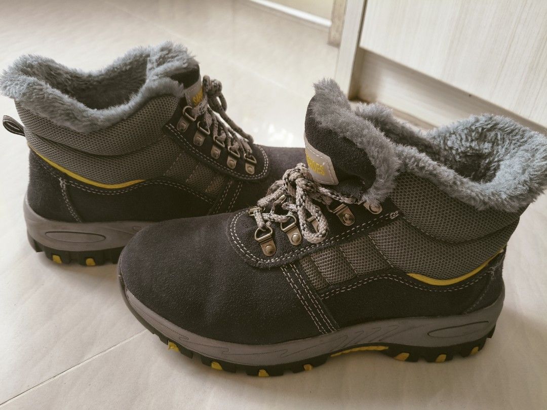 Winter boot (Category: Boots) located in Singapore. Submitted by fionlaipf (Listing ID 1343589370, Image 2). Description: wear for our 8 days winter trip. so far ok, not slippery n keep warm, at least for my 13 yo boy. but a bit heavy.
