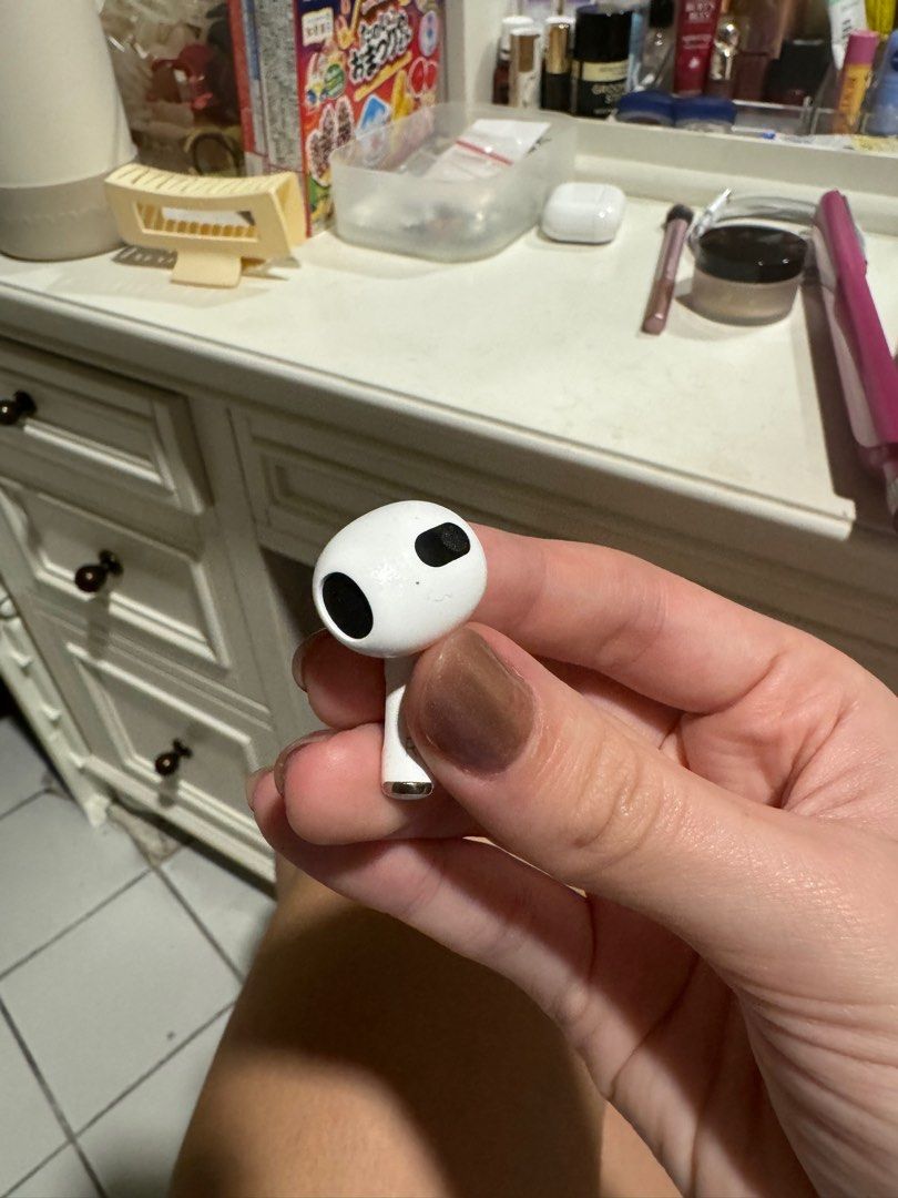 Airpods 3rd Gen (Category: Earphones) located in Makati City. Submitted by marielacson (Listing ID 1343810981, Image 3). Description: .