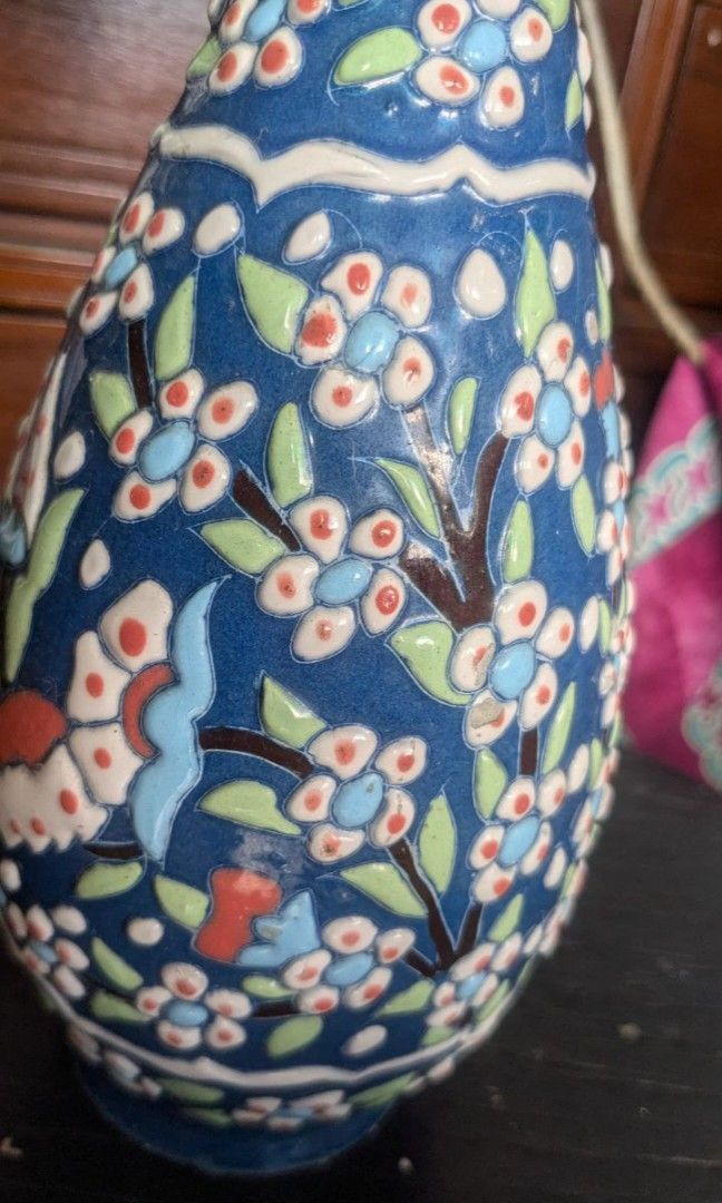 Vintage Vase with floral design (Category: Vases & Decorative Bowls) located in Las Pinas. Submitted by lovedbymariee (Listing ID 1343786039, Image 2). Description: pick up in Pilar Las Piñas City.