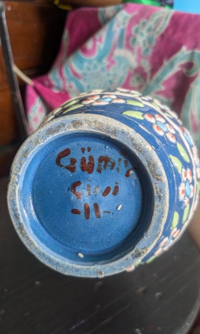 Vintage Vase with floral design (Category: Vases & Decorative Bowls) located in Las Pinas. Submitted by lovedbymariee (Listing ID 1343786039, Image 3). Description: pick up in Pilar Las Piñas City.