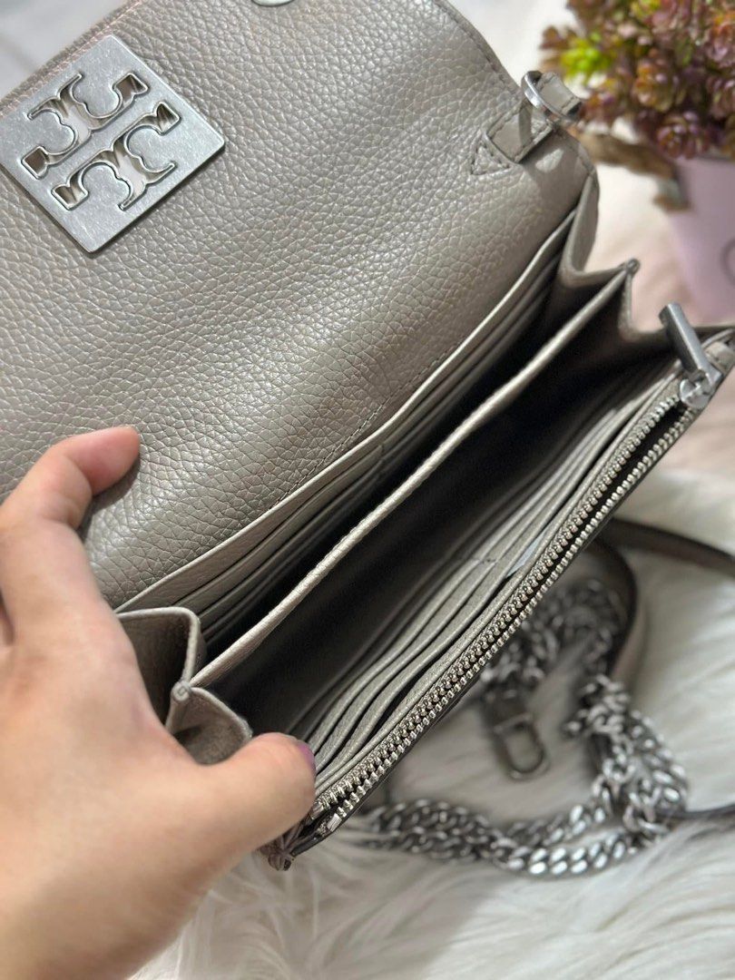 Authentic Tory Wallet on Chain (Category: Luxury Bags & Wallets) located in Quezon City. Submitted by jhaediah (Listing ID 1343809260, Image 3). Description: selling low original brand new.