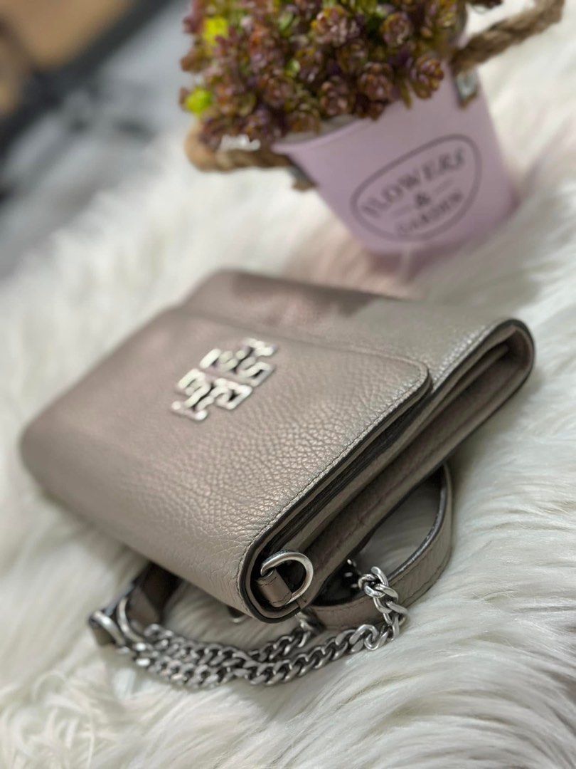 Authentic Tory Wallet on Chain (Category: Luxury Bags & Wallets) located in Quezon City. Submitted by jhaediah (Listing ID 1343809260, Image 2). Description: selling low original brand new.