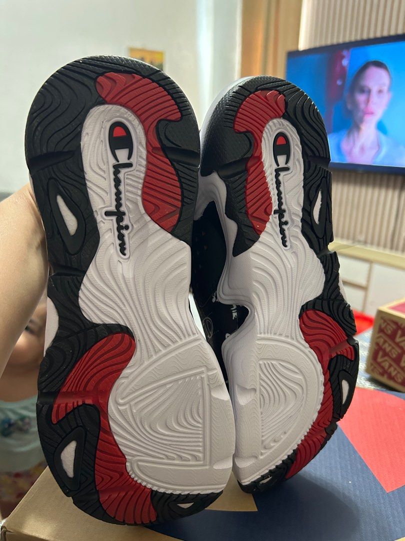 Champion Shoes 💯 orig (Category: Sneakers) located in Pasig City. Submitted by jamish__2 (Listing ID 1343761361, Image 3). Description: Never been used. Pasalubong from US Size: 5.5Y, 24cm RFS: hindi bet ng bagets.