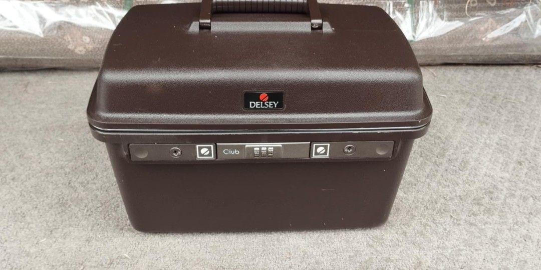 Delsey makeup carrying bag or makeup carrying Case (Category: Makeup) located in Manila. Submitted by benjie.benjie3 (Listing ID 1343882149, Image 1). Description: Delsey makeup carrying bag or makeup carrying Case Brand= Delsey size H= 9 inches L= 14 1/2 Inches W= 9 inches Color = brown Material = plastic From Japan 2nd hand with scratch No warranty If there's Damage or Issues they can be seen in the last picture Price = 2,500 My location is Mal
