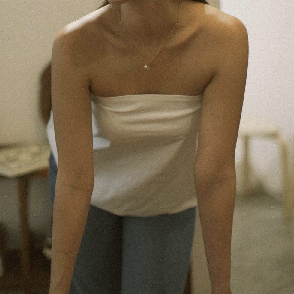 Elinora Nuri Tube Top (Category: Others Tops) located in Makati City. Submitted by anbnchn (Listing ID 1343721934, Image 1). Description: 🩷 Bought for ₱1700 🩷 Size 1 (XS-S) refer to sizing chart above 🩷 RFS: Gained weight, doesn’t fit anymore :( 🩷 Worn twice Really nice simple going out top! Tube is adjustable and pairs well with bottoms (from jeans to silk skirts ✨).