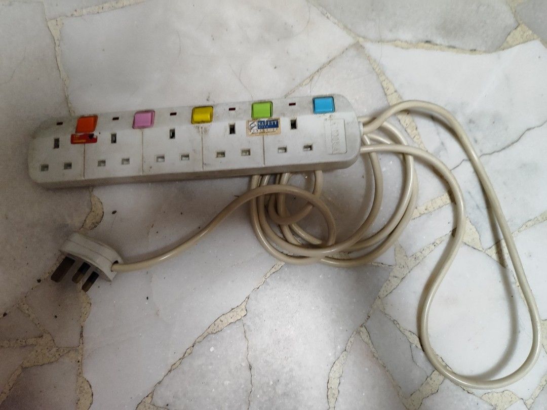 Extension Socket (Category: Electrical, Adaptors & Sockets) located in Singapore. Submitted by mechfree (Listing ID 1343844551, Image 1). Description: .