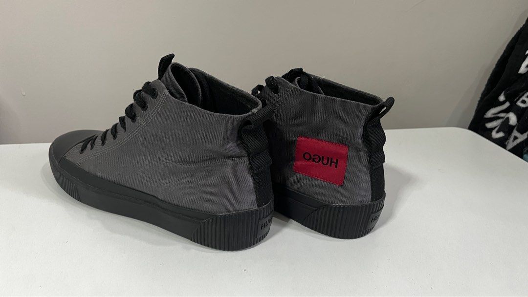 HUGO Boss high top canvass (Category: Casual Shoes) located in Rosario. Submitted by chippycoco (Listing ID 1343877841, Image 3). Description: Its size US 10. Wrong size.