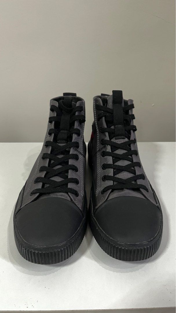 HUGO Boss high top canvass (Category: Casual Shoes) located in Rosario. Submitted by chippycoco (Listing ID 1343877841, Image 2). Description: Its size US 10. Wrong size.
