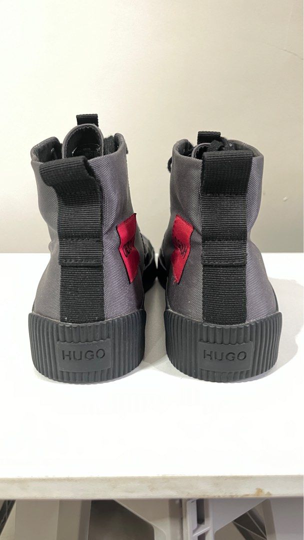 HUGO Boss high top canvass (Category: Casual Shoes) located in Rosario. Submitted by chippycoco (Listing ID 1343877841, Image 1). Description: Its size US 10. Wrong size.