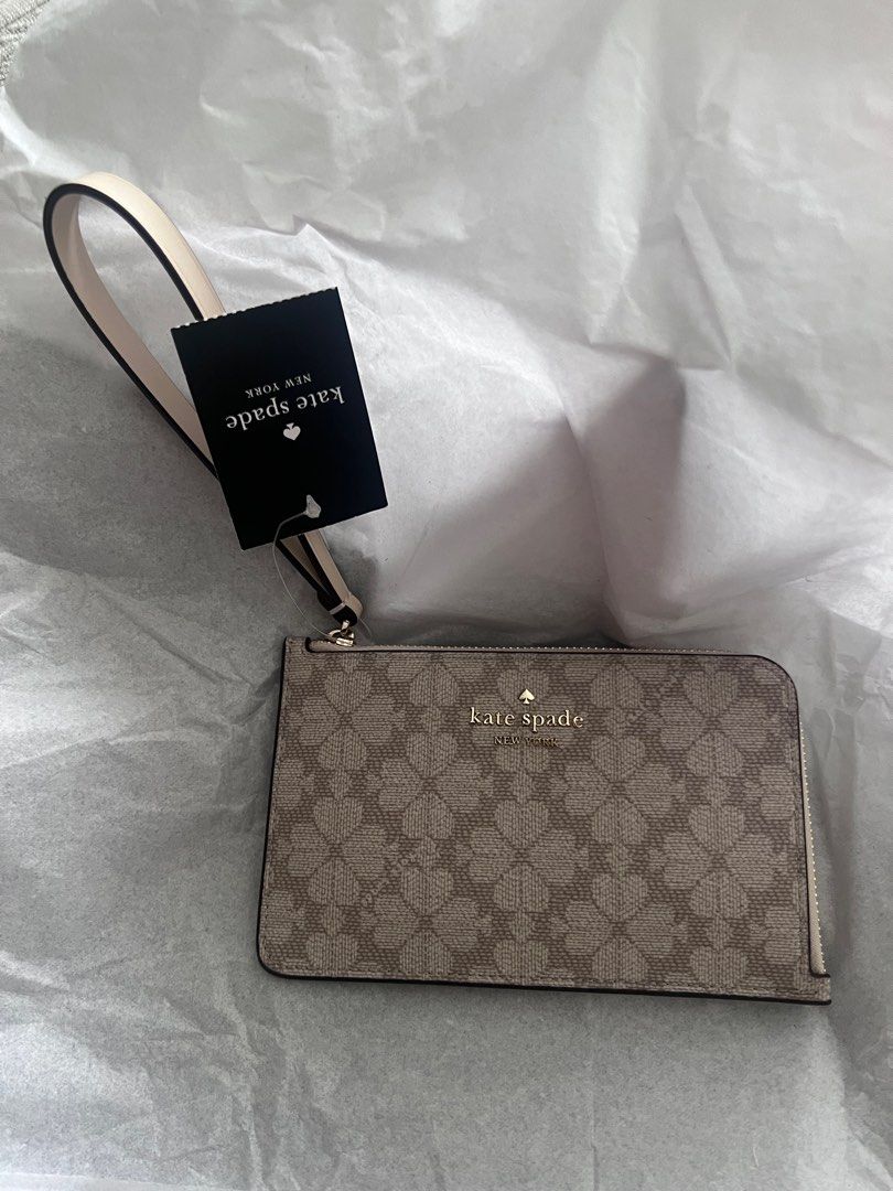 Kate Spade small L zip wristlet (Category: Luxury Bags & Wallets) located in Quezon City. Submitted by Jessjess19 (Listing ID 1343766918, Image 1). Description: 12x20cm.
