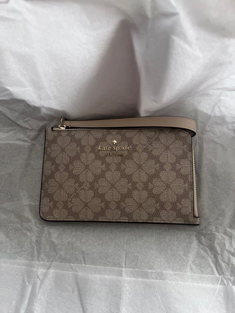 Kate Spade small L zip wristlet (Category: Luxury Bags & Wallets) located in Quezon City. Submitted by Jessjess19 (Listing ID 1343766918, Image 2). Description: 12x20cm.