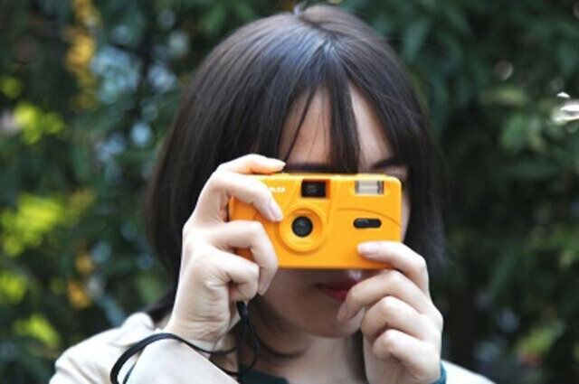 KODAK M35 Film Camera (Category: Cameras) located in Quezon City. Submitted by shop_tokyo (Listing ID 1343879573, Image 3). Description: Capture the memories with this reusable film camera that uses 35mm film. Just like it's range of disposable cameras, M35 has fixed focus lens, manual film winding and rewinding and a switch to turn flash On/Off. Simply purchase a roll of 35mm film and load it in, take your photos, rewind and have the film roll d