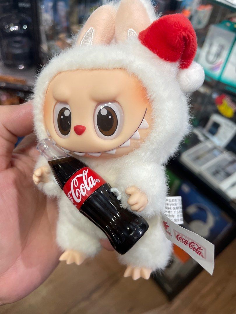 Labubu Coca Cola 特別版企企, 興趣及遊戲, 玩具& 遊戲類- Carousell