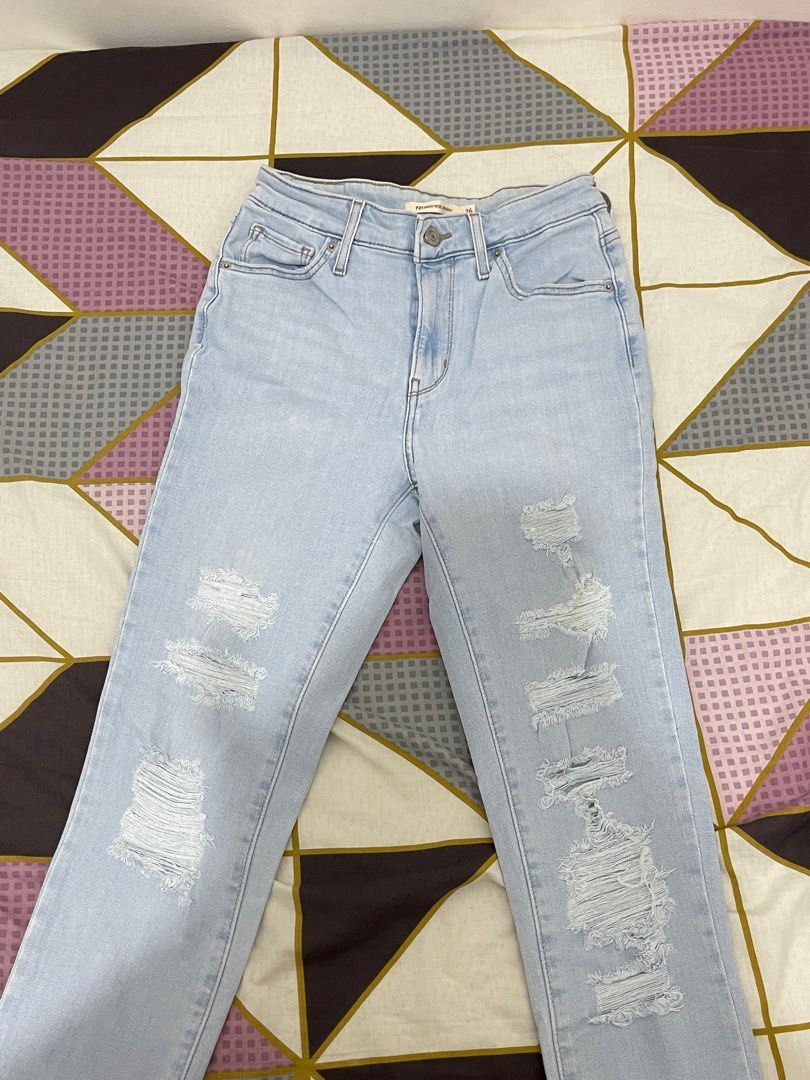 Levis Highrise skinny jeans (Category: Jeans) located in San Fernando. Submitted by luv.issa (Listing ID 1343864773, Image 1). Description: Waist= 26inches Length = 38 inches.
