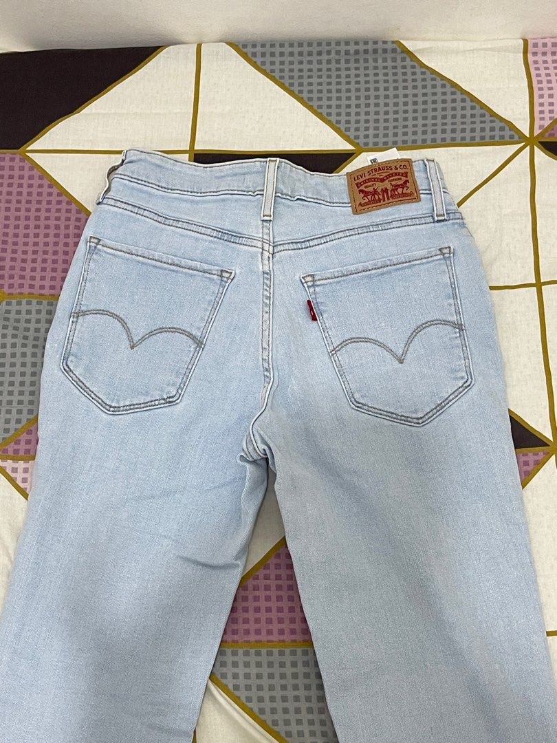 Levis Highrise skinny jeans (Category: Jeans) located in San Fernando. Submitted by luv.issa (Listing ID 1343864773, Image 2). Description: Waist= 26inches Length = 38 inches.
