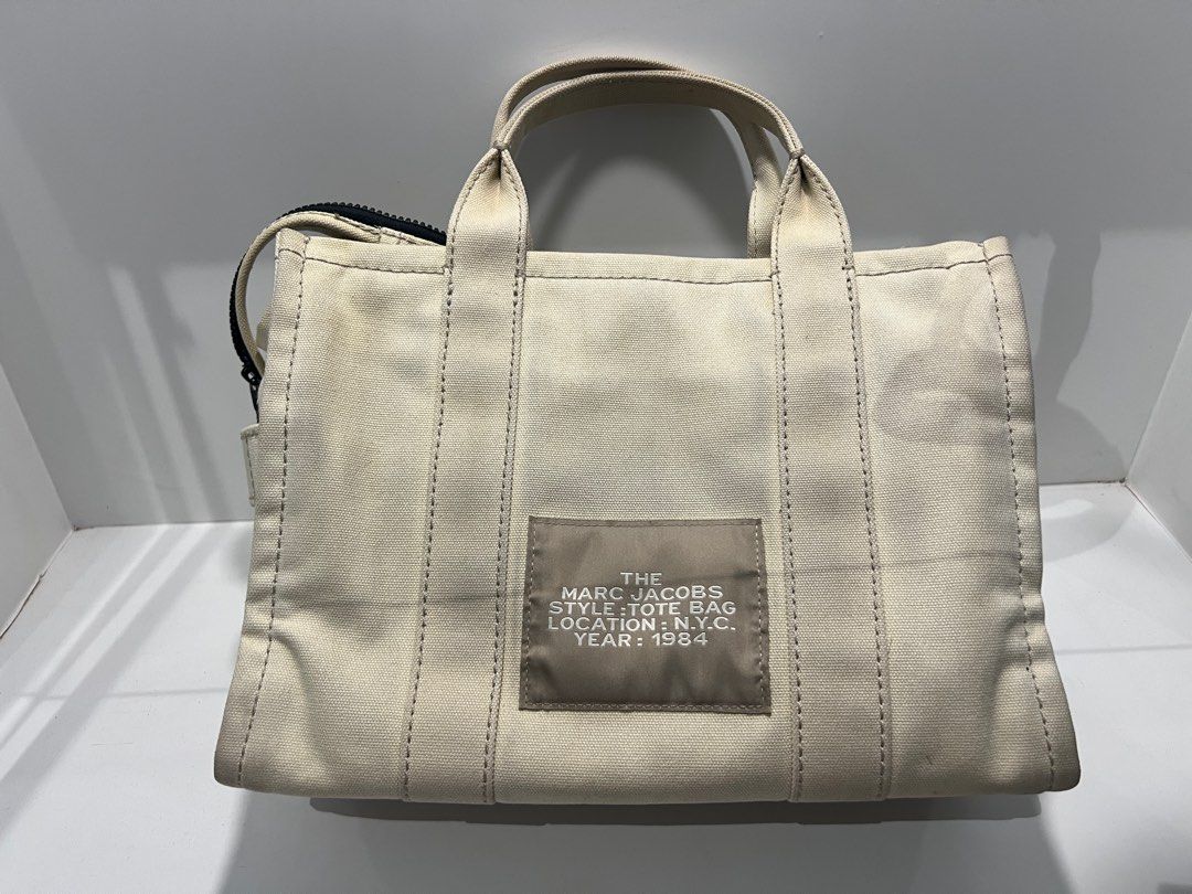 Marc Jacobs Tote Bag Medium Size (Category: Luxury Bags & Wallets) located in Tarlac. Submitted by mylovesforsale (Listing ID 1343839505, Image 2). Description: Fixed price Bought the bag around 18-19k, mga panahon trending ang bag Original Needs cleaning lang, pero good to go pa din Pwede pang diaper bag Kasya 13 inches na laptop Rfs: decluttering .