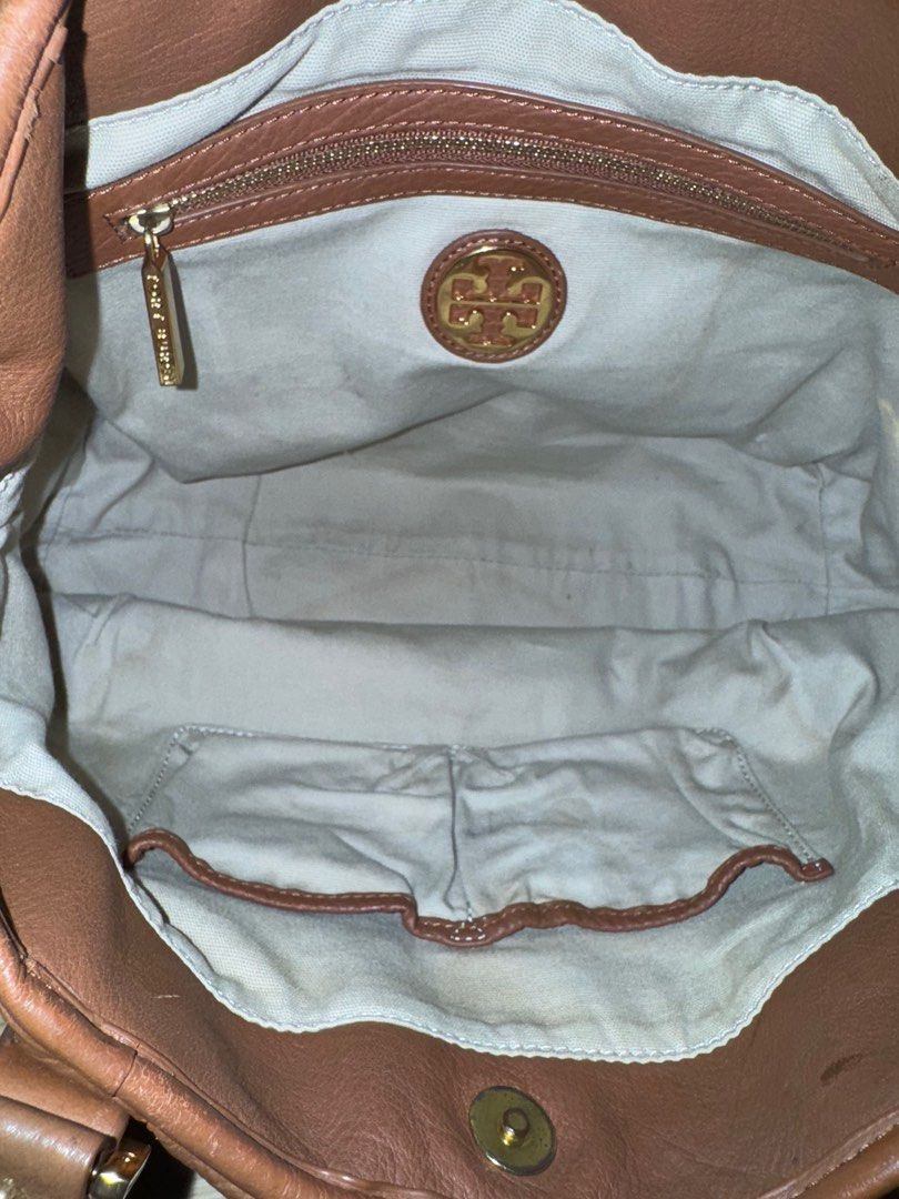 Tory Burch Amanda (Category: Luxury Bags & Wallets) located in Pasig City. Submitted by catch.your.style (Listing ID 1343724487, Image 3). Description: 🎀With hairlines/cracks on rubber lining. (PASS po sa MASELAN) 🎀Gold hardwares. 💟Please note that this is a preloved bag, please manage your expectations. Thank you!☺️ .