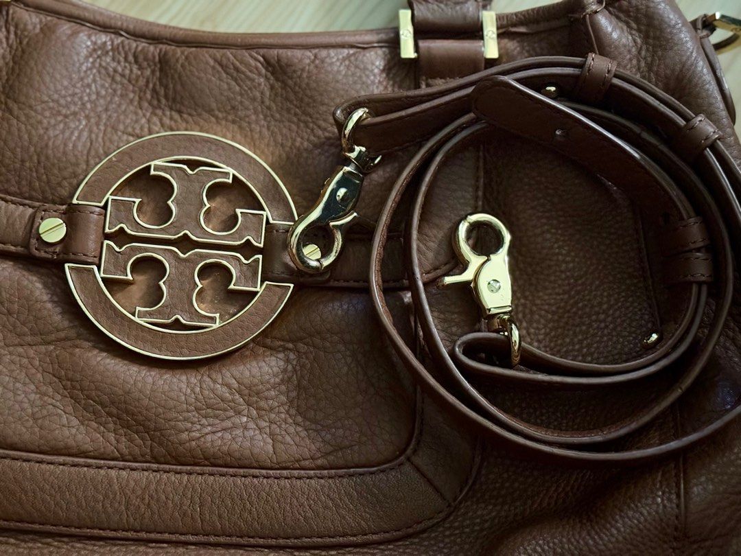 Tory Burch Amanda (Category: Luxury Bags & Wallets) located in Pasig City. Submitted by catch.your.style (Listing ID 1343724487, Image 2). Description: 🎀With hairlines/cracks on rubber lining. (PASS po sa MASELAN) 🎀Gold hardwares. 💟Please note that this is a preloved bag, please manage your expectations. Thank you!☺️ .