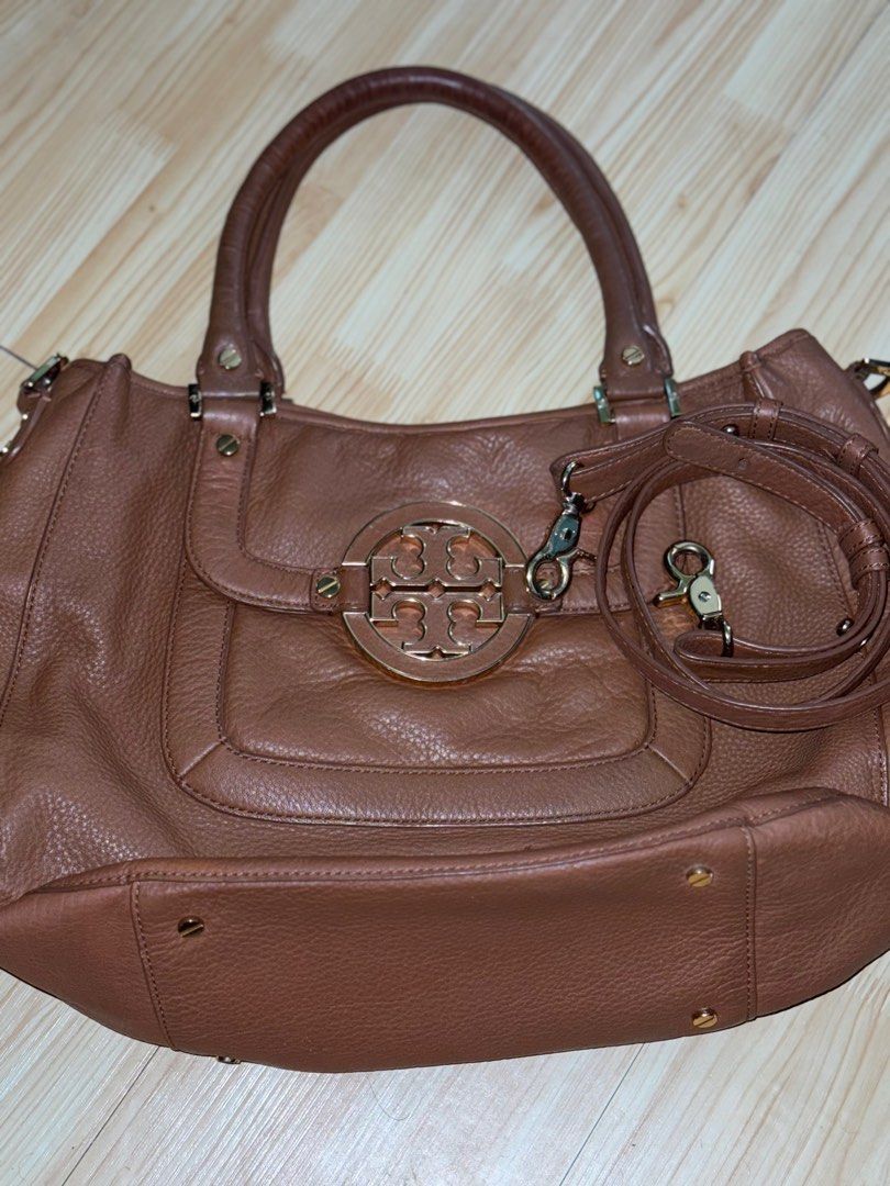 Tory Burch Amanda (Category: Luxury Bags & Wallets) located in Pasig City. Submitted by catch.your.style (Listing ID 1343724487, Image 1). Description: 🎀With hairlines/cracks on rubber lining. (PASS po sa MASELAN) 🎀Gold hardwares. 💟Please note that this is a preloved bag, please manage your expectations. Thank you!☺️ .