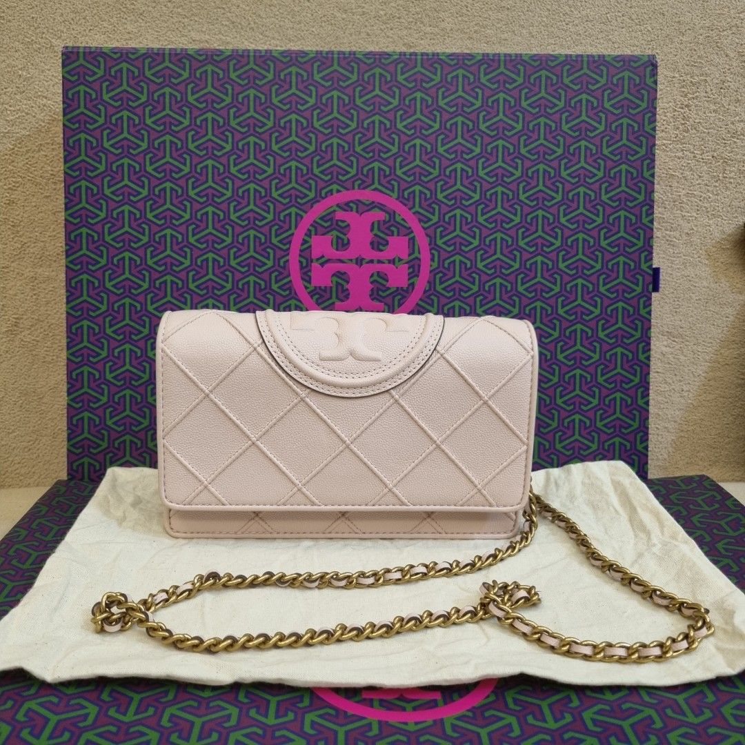 Tory Burch BAG Fleming Soft Chain grained-leather wallet (Category: Luxury Bags & Wallets) located in San Juan City. Submitted by jasonsshopee (Listing ID 1343748455, Image 1). Description: my sister bought this for me, impulse buy. but i already have too many bags... i want to get myself something else. totally brandnew. never used. got it this christmas, 25th. and it comes with its box and paperbag color is blush pink it has a back pocket a zip