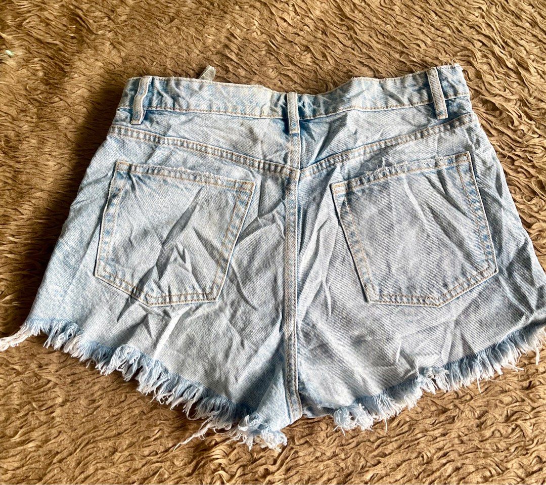 Zara denim short (Category: Shorts) located in Caloocan City. Submitted by joycel06 (Listing ID 1343710424, Image 2). Description: Waist line: 30-32 inches Length : 11 inches.