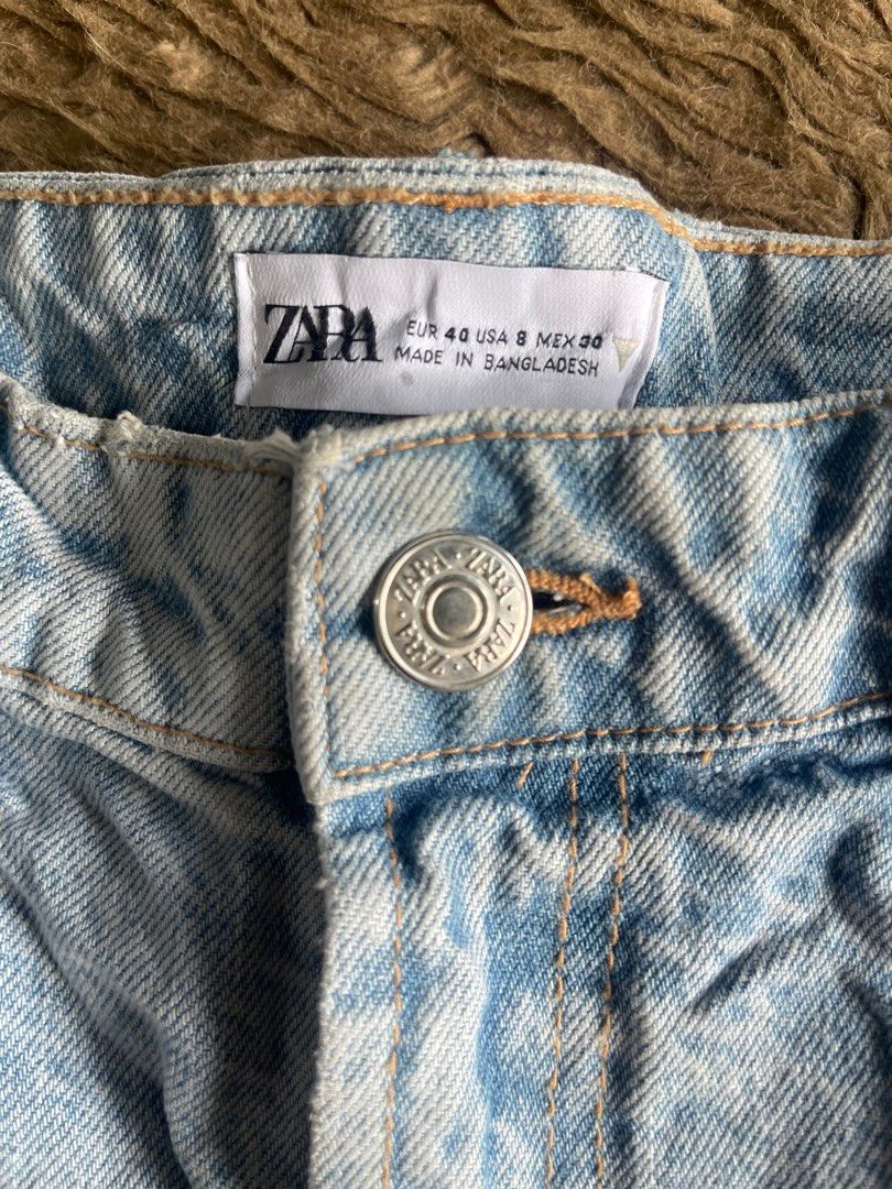 Zara denim short (Category: Shorts) located in Caloocan City. Submitted by joycel06 (Listing ID 1343710424, Image 3). Description: Waist line: 30-32 inches Length : 11 inches.