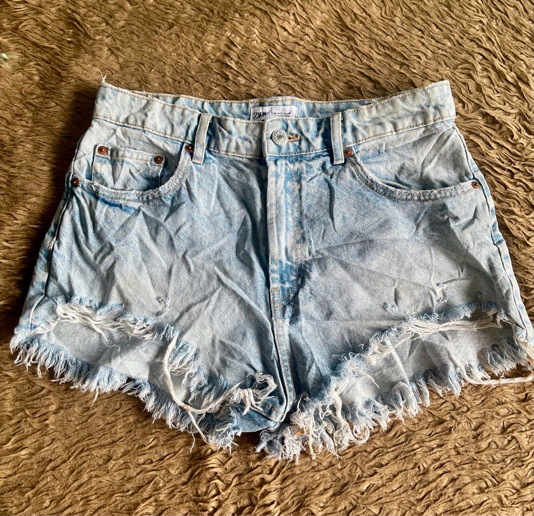 Zara denim short (Category: Shorts) located in Caloocan City. Submitted by joycel06 (Listing ID 1343710424, Image 1). Description: Waist line: 30-32 inches Length : 11 inches.