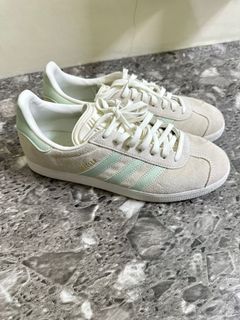 (Category: ) located in . Submitted by yourwardrobepreloved (Listing ID 1344046503, Image 1). Description: .